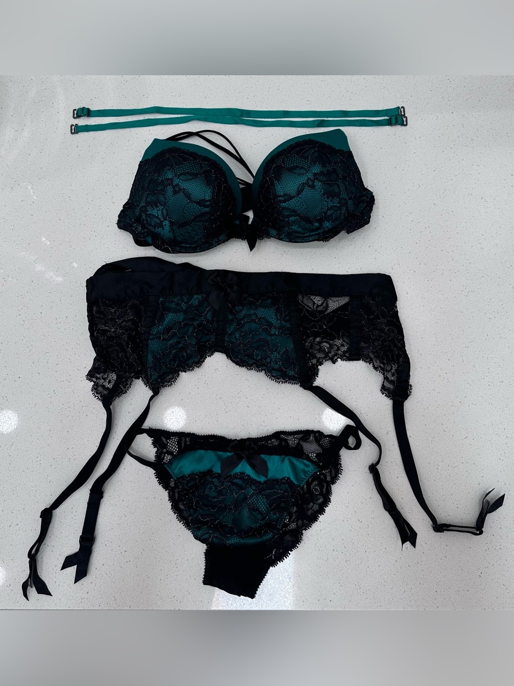 Victoria's Secret Very Sexy Plunge Bombshell Bra 34A Garter Panty Set SEXY NWOT